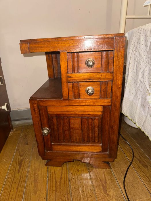 Mesa de cabeceira em madeira