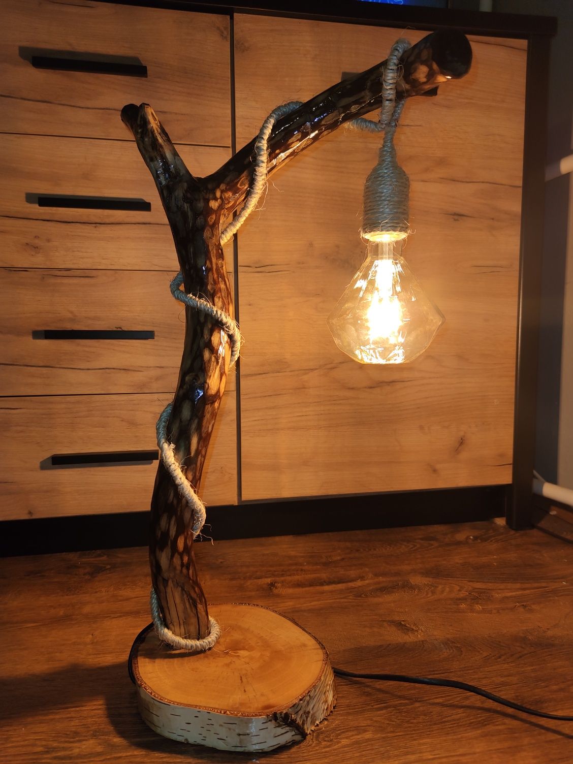 Lampa stojąca drewniana