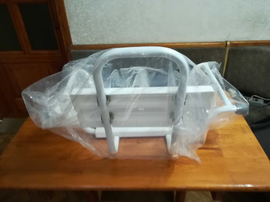 Сиденье для ванной со спинкой новое в упаковке.