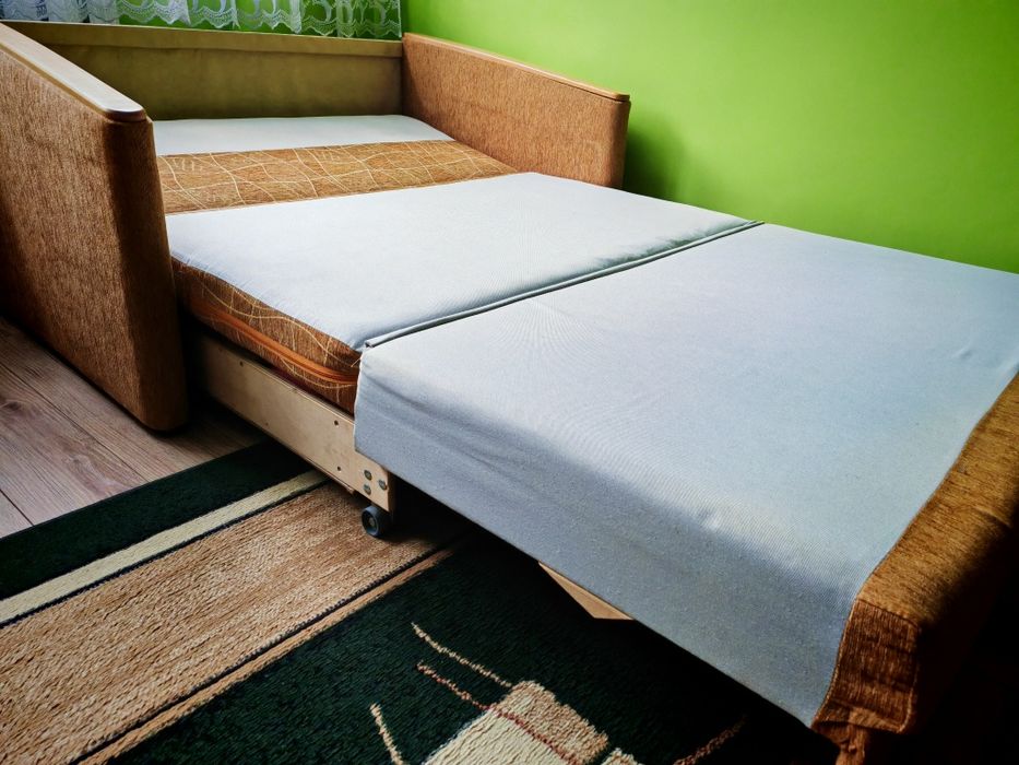 Używana rozkładana sofa z pojemnikiem