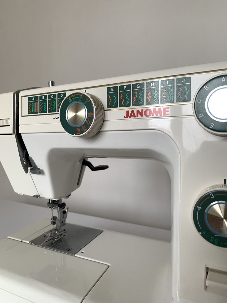 Швейна машинка Janome LE22