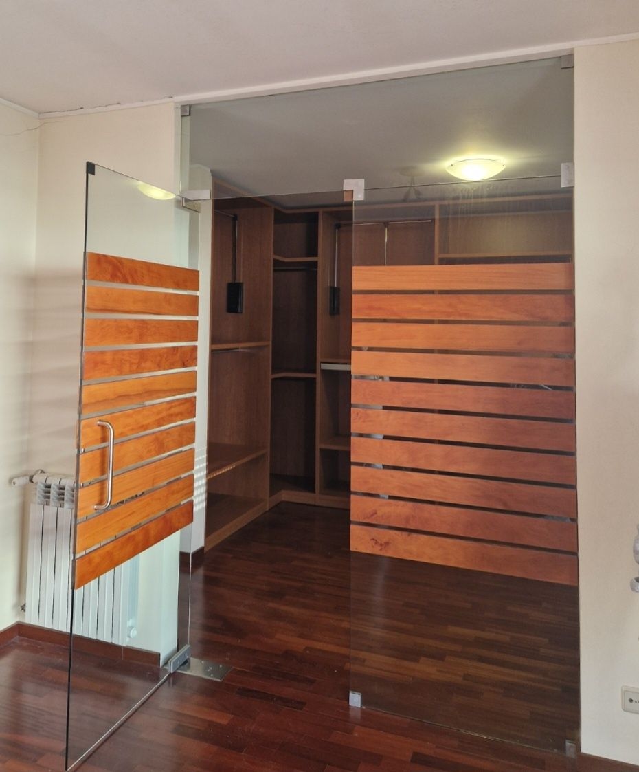 Porta divisória em vidro com barras em madeira