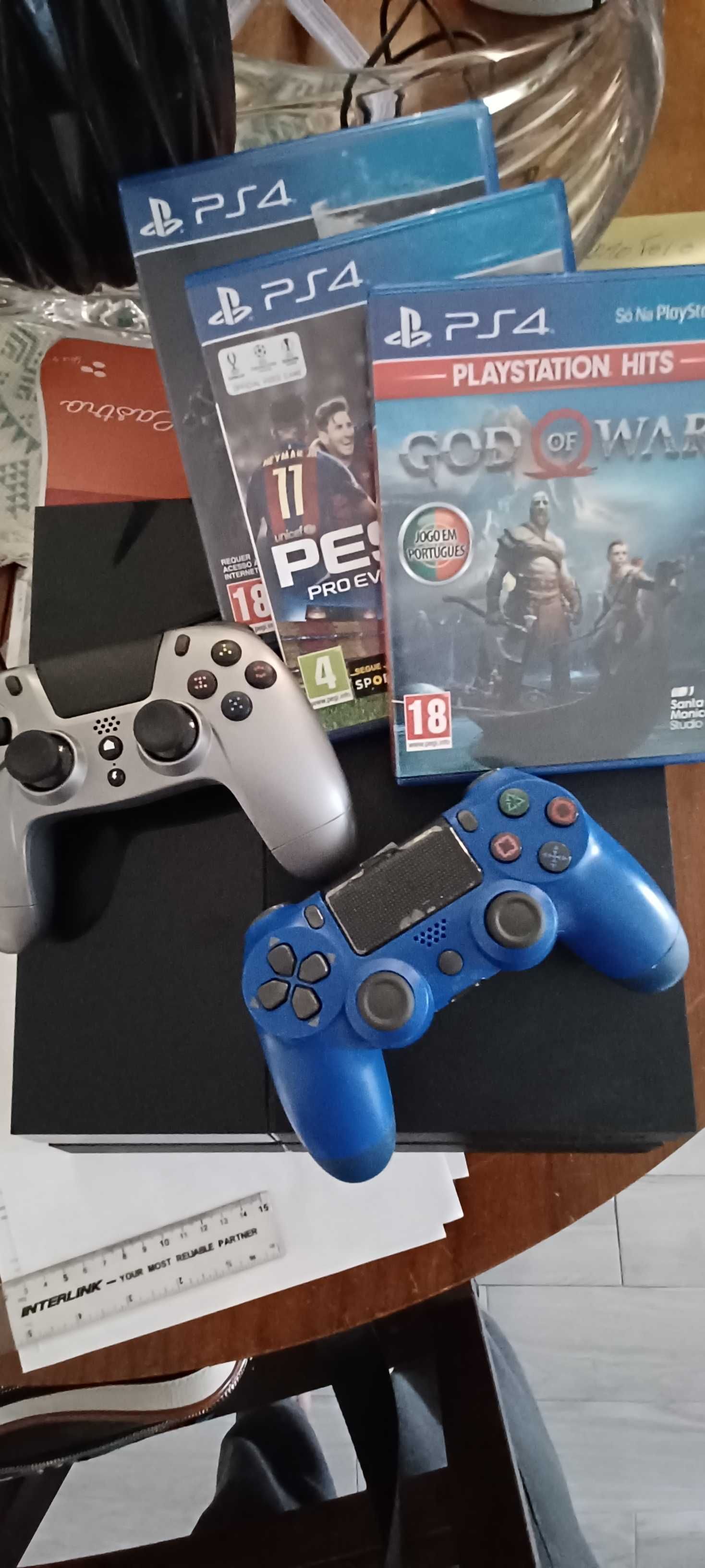 Ps4 em perfeito estado, com 2 comandos incluídos + jogos+cabos.