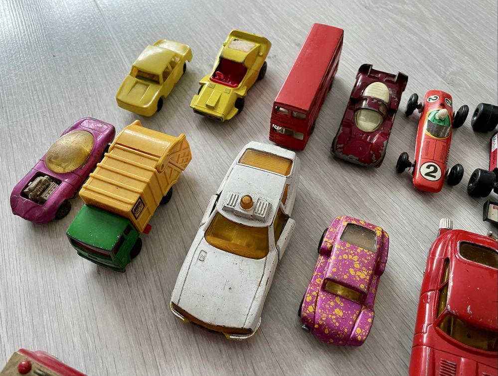 Zestaw starych resoraków/modeli aut m.in.Matchbox,Schuco.