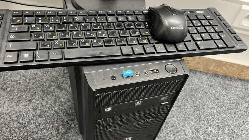 Komputer stacjonarny SPC + Monitor HP + klawiatura + myszka