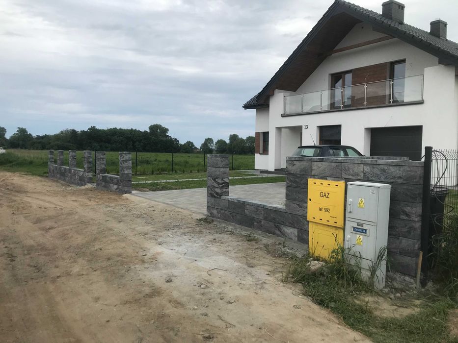 Murowanie plotu ogrodzeń modułowych, łupanych DREW-BET JONIEC STYROBUD