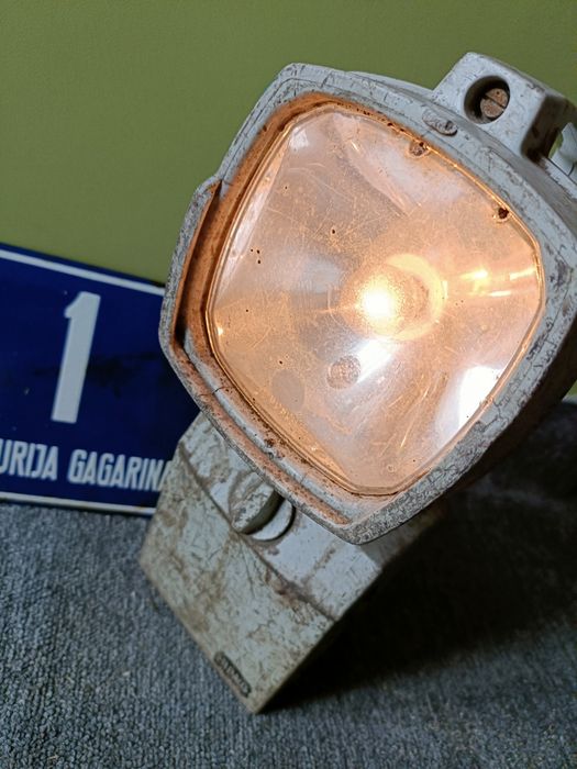 Stara przenośna lampa zabytek,świeci.