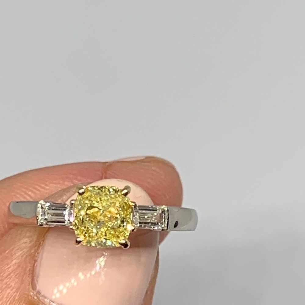 Кольцо с желтым бриллпнтом GIA