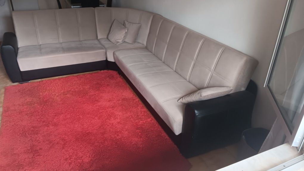 Sofá cama, e mesa com 4 cadeiras