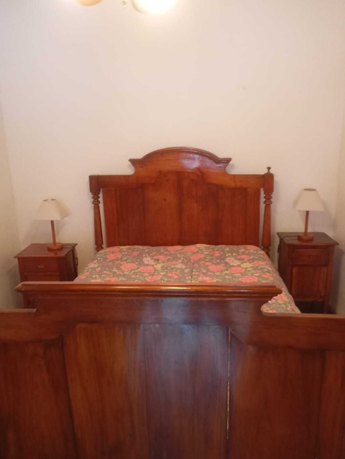 Quarto de cama antigo de madeira