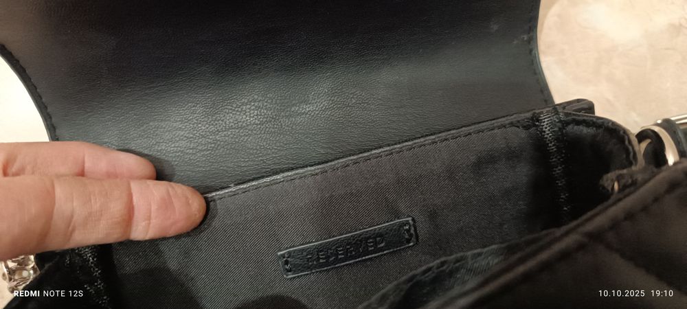 Mała czarna torebka firmy Reserved