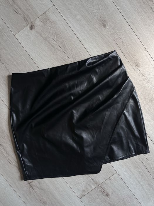 Сексуальная юбка из искусственной кожи асимметричными складками shein