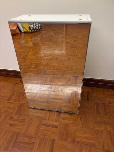 Vendo dois móveis de casa de banho com espelho