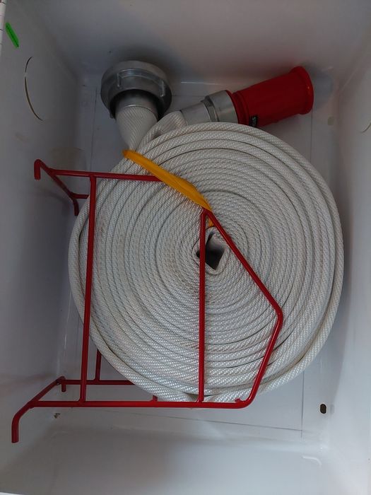 Skrzynka hydrantowa z wężem płasko składanym