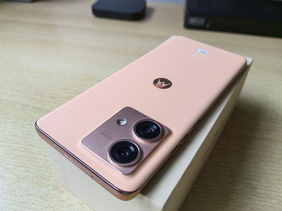 Motorola EDGE 40 neo 12/256gb gwarancja jak nowy Pantone Peach Fuzz