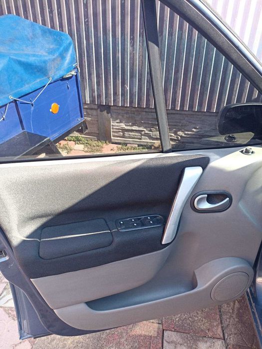 Рено Грант сценік