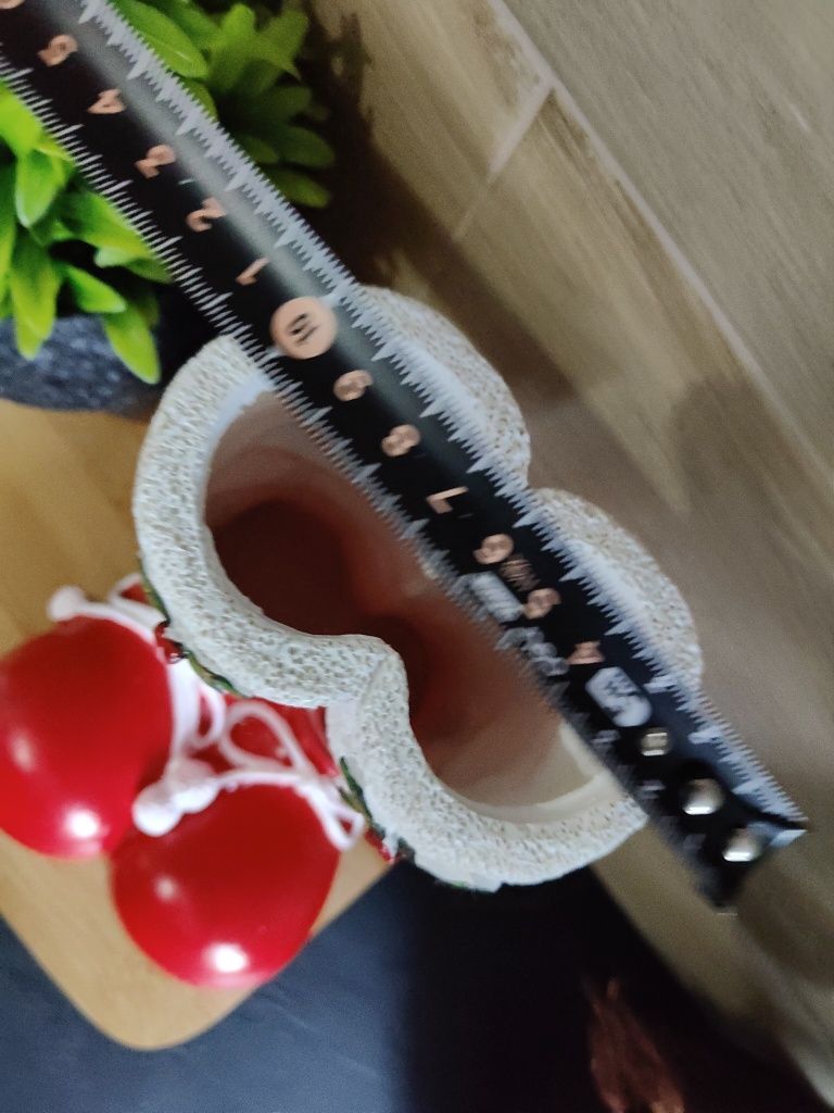 Czerwone świąteczne buciki ceramiczne