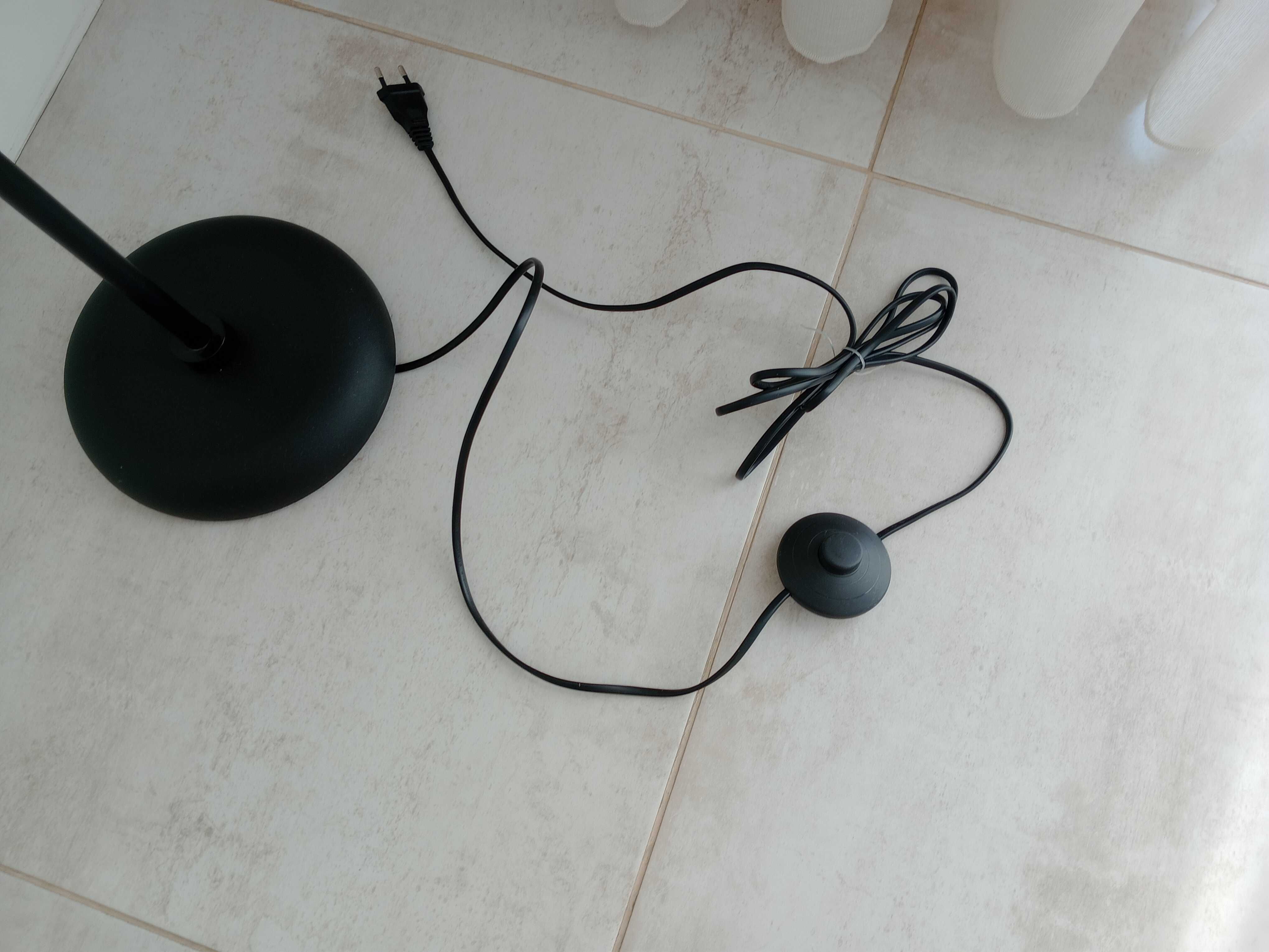Candeeiro de pé preto novo