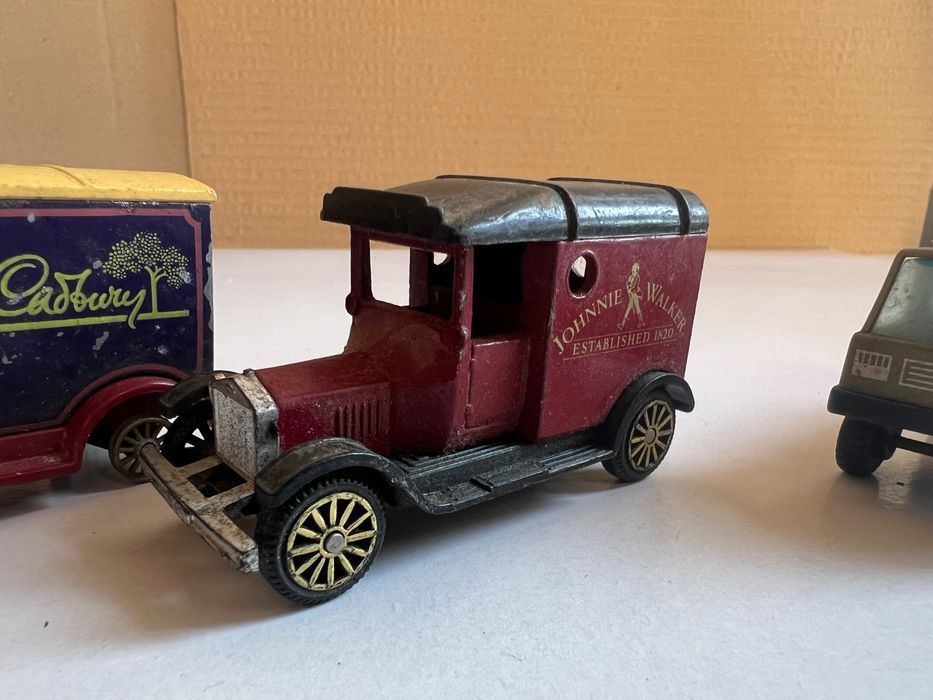 Carros antigos em plástico e ferro