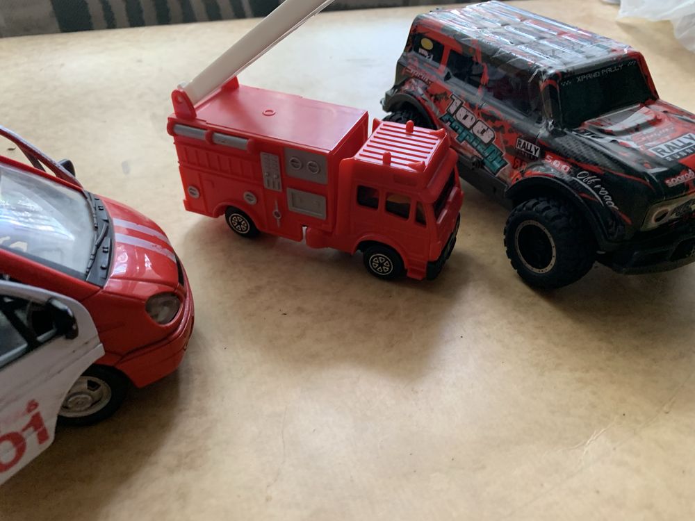 3 игрушечные машинки (две пожарные, одна радиоуправляемая) — набор