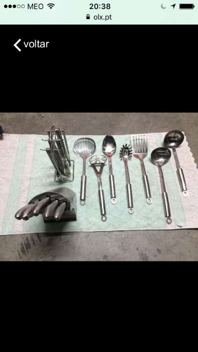 Pratos e conjunto de talheres e colheres.