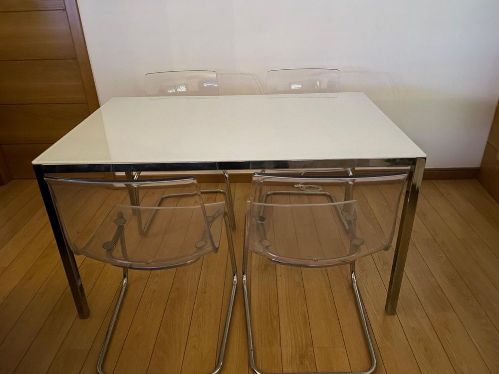 Mesa cromada em vidro IKEA + 4 Cadeiras