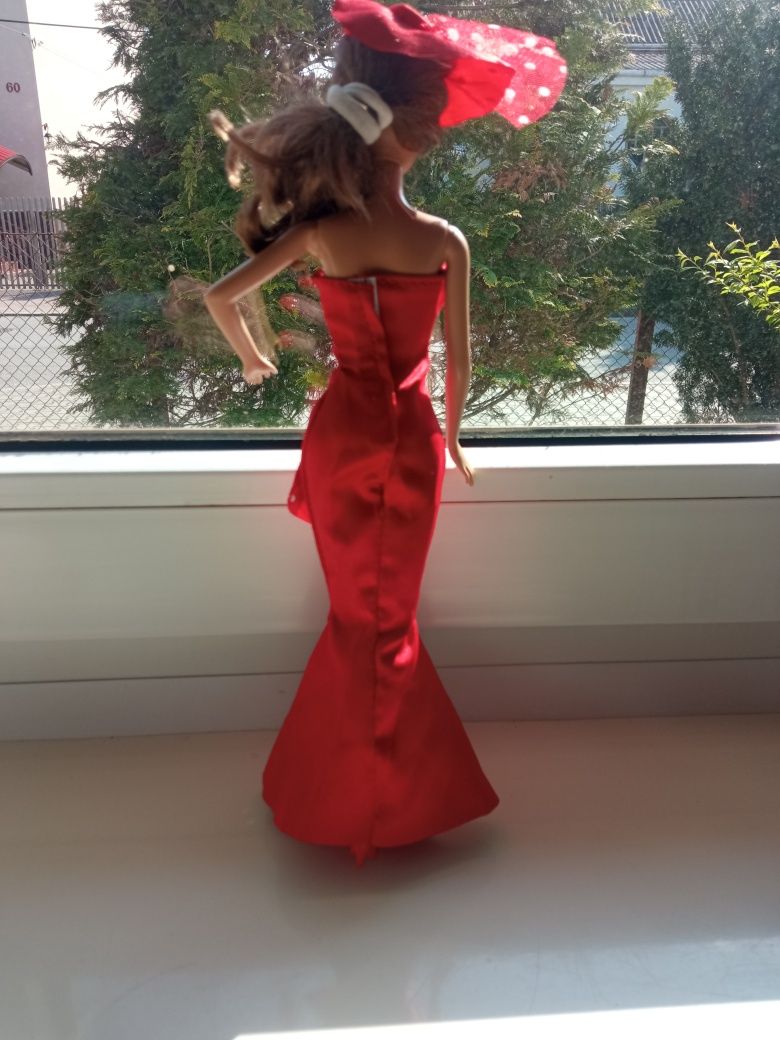 Czerwona suknia wieczorowa dla lalki Barbie