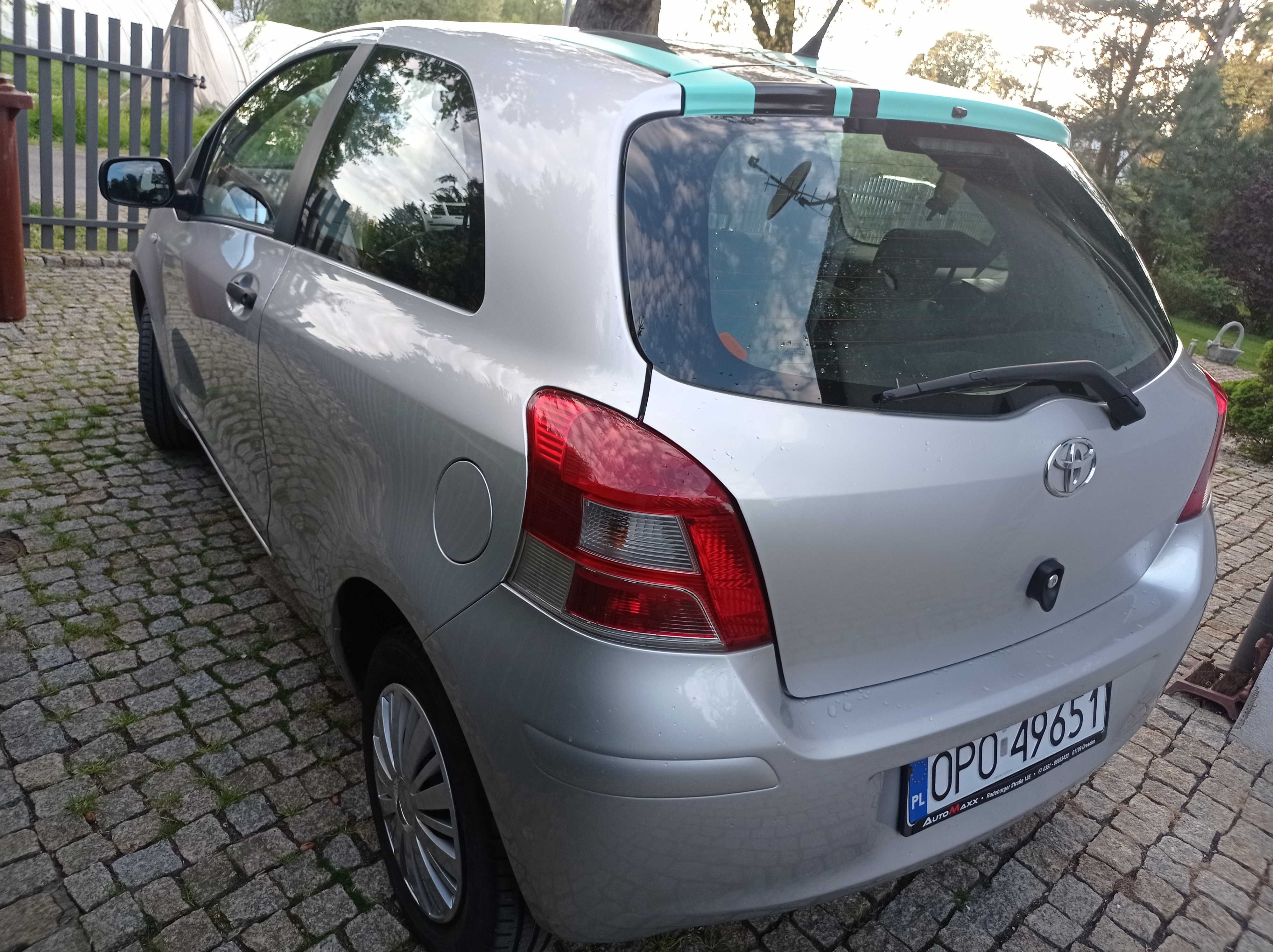 TOYOTA YARIS mała, ładna i oszczędna.