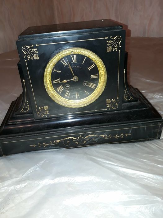 Антикварные каминные часы из камня