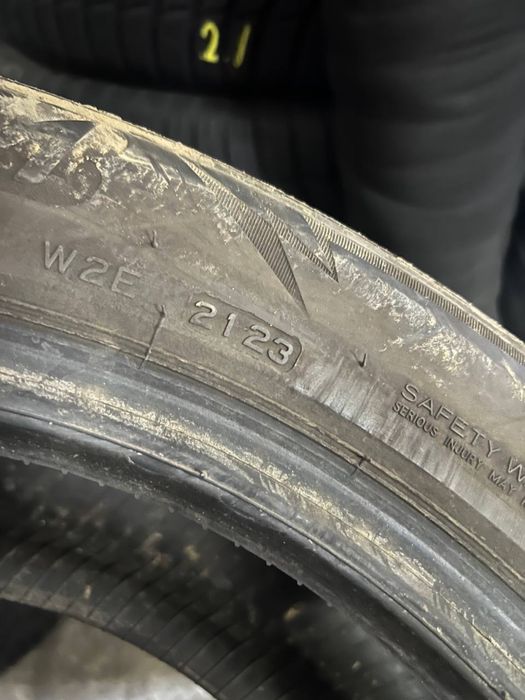 Автошини зимові 23 рік BRIDGESTONE 205/55/17 (2шт)Гума,Скати, Шини)