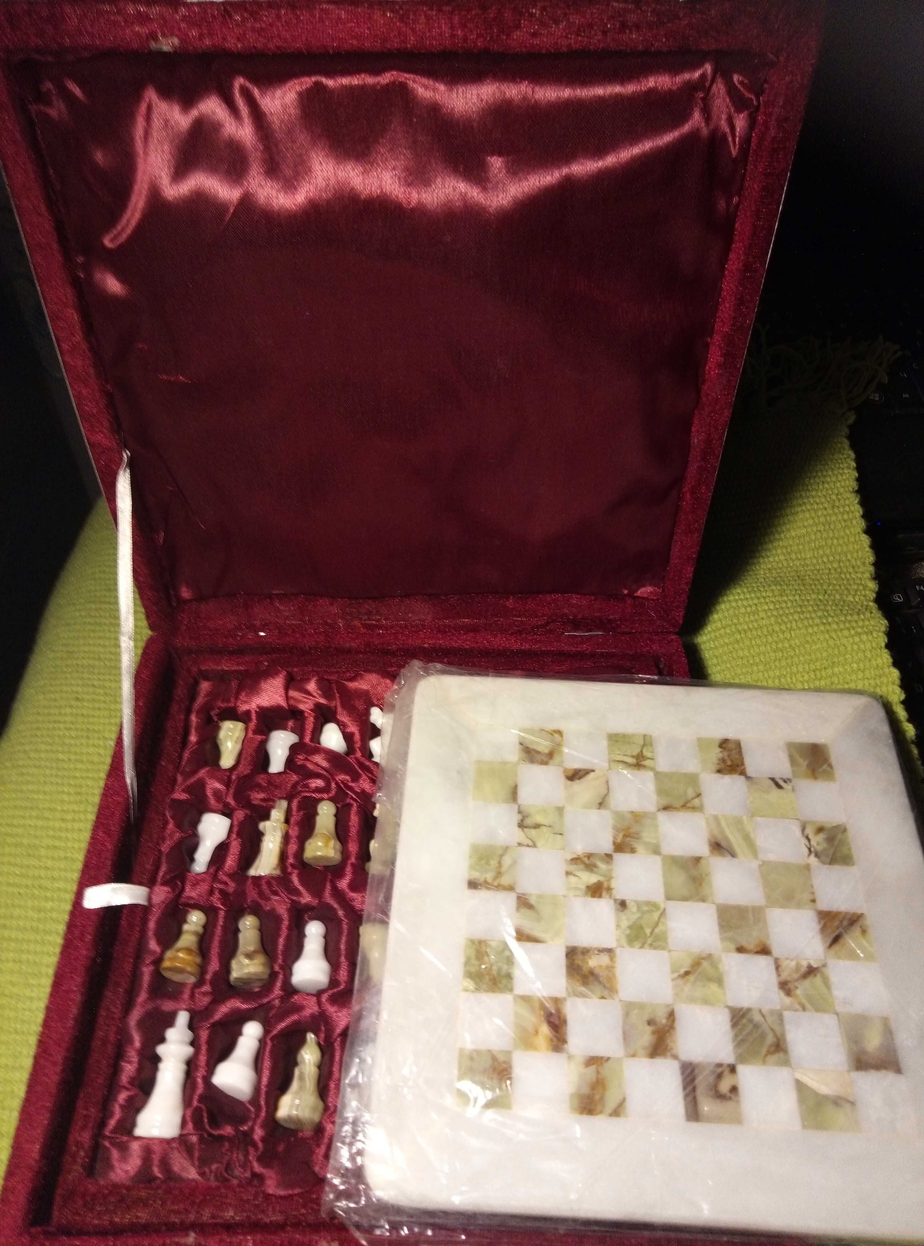 Шахматы подарочные из белого мрамора и оникса