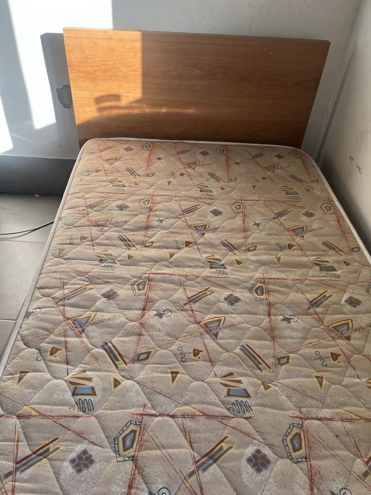 Cama de solteiro com colchao