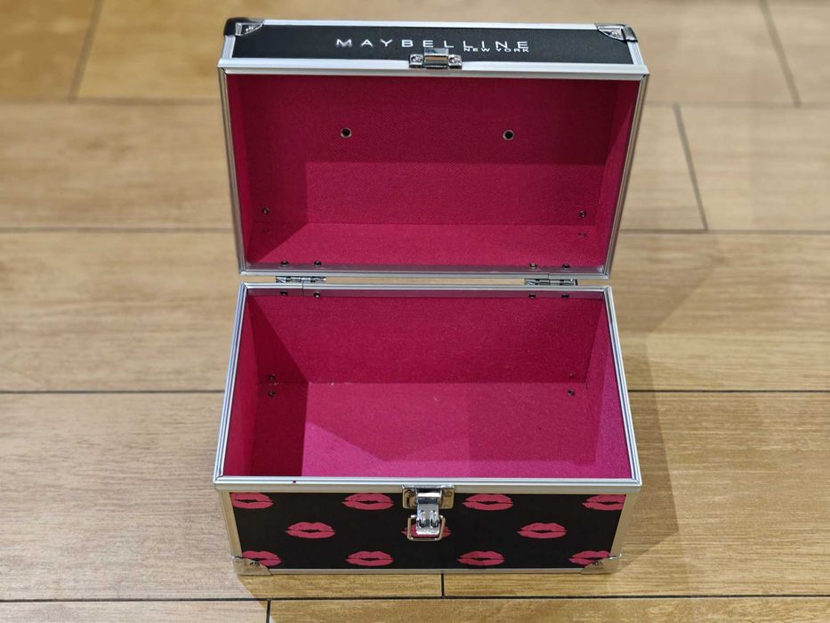 Kuferek na kosmetyki Meybelline New York