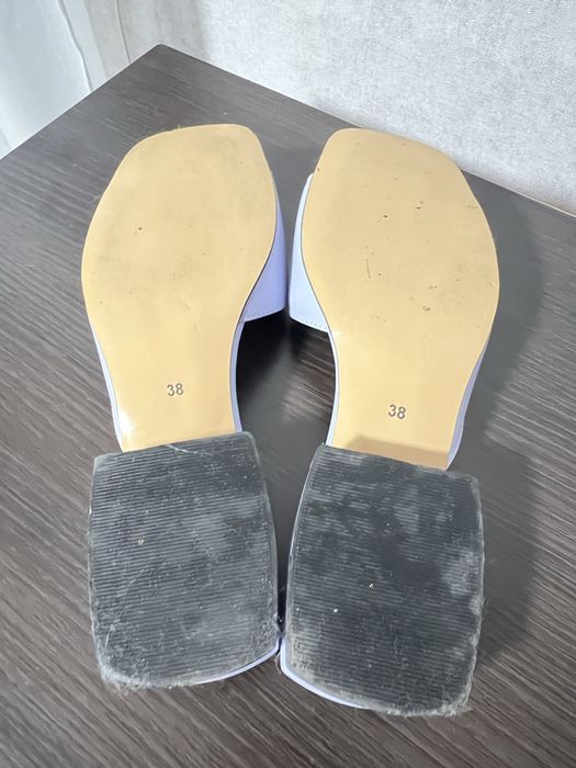 Шлепки кожаные цвет лаванда обуты один раз