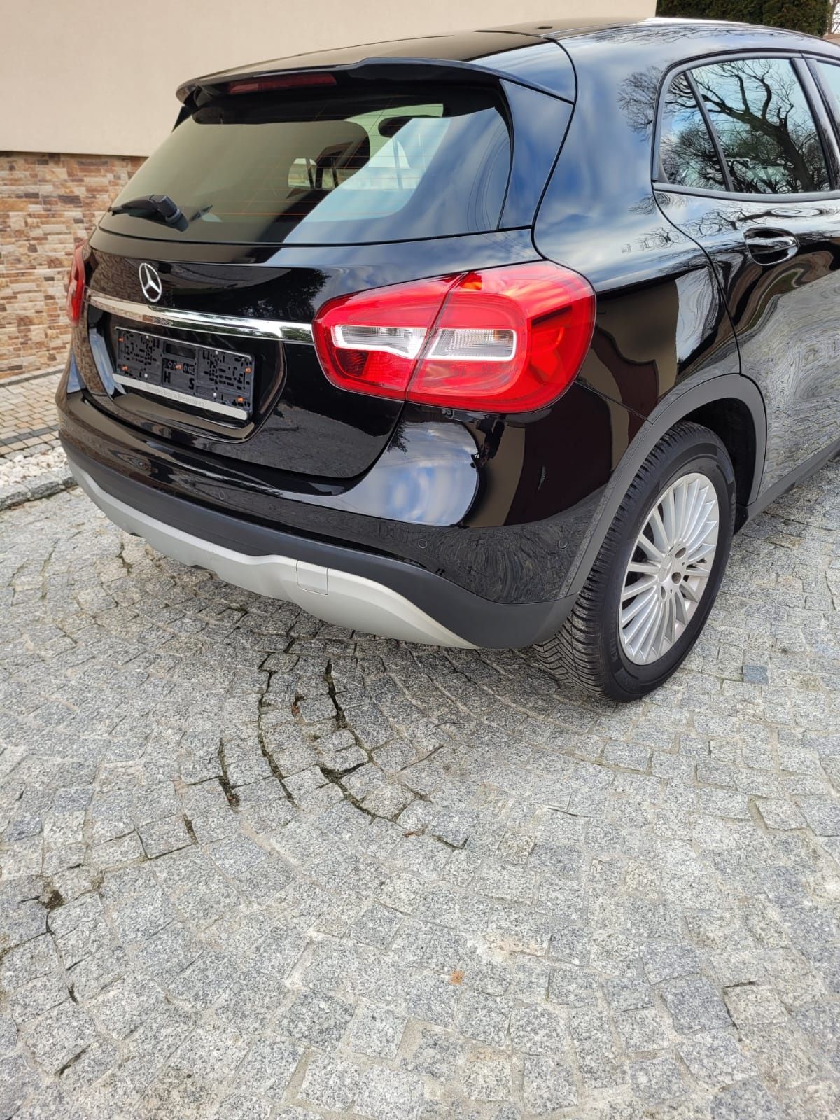 Mercedes - Benz  GLA 180 d