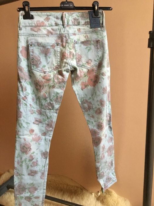 Spodnie jeansowe w kwiatki rozmiar XS/34 Bershka