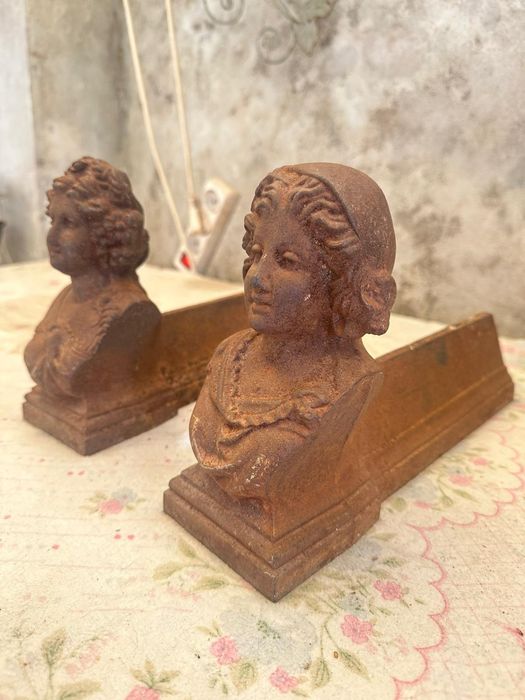 Par figuras em ferro fundido