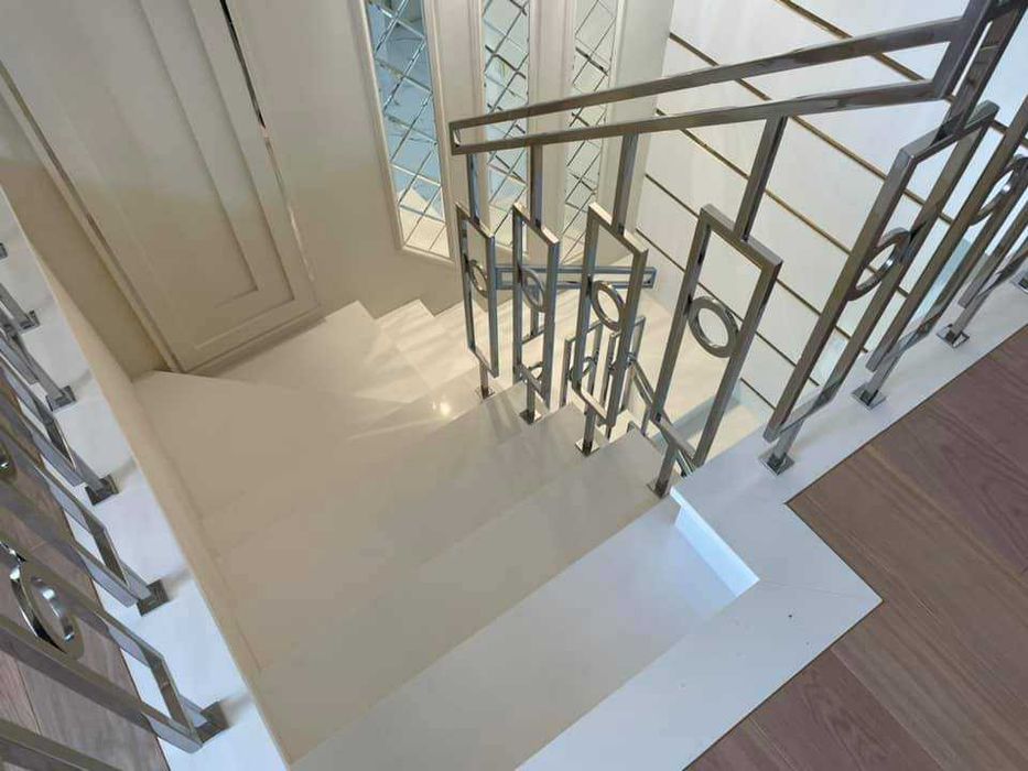 Schody z oryginalnego kamienia, konglomeratu, spieku, marmuru.