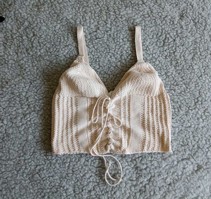 Crop top pleciony ażurowy sweterkowy Primark