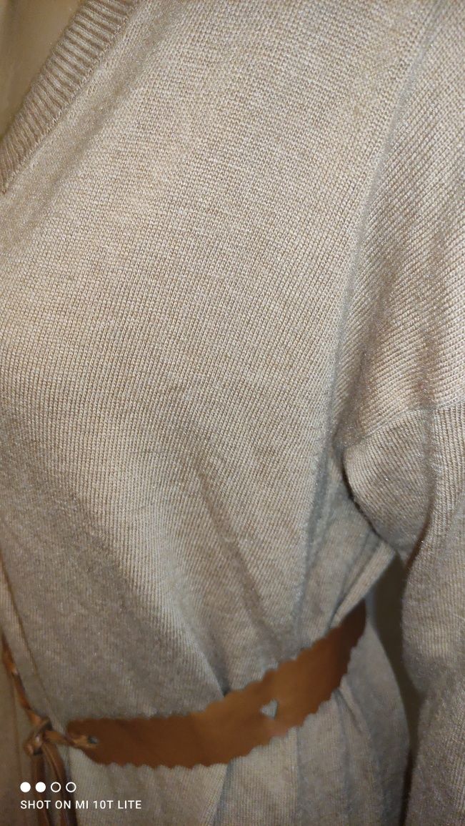 Beżowy sweter długi dekolt V z dodatkiem wełny
