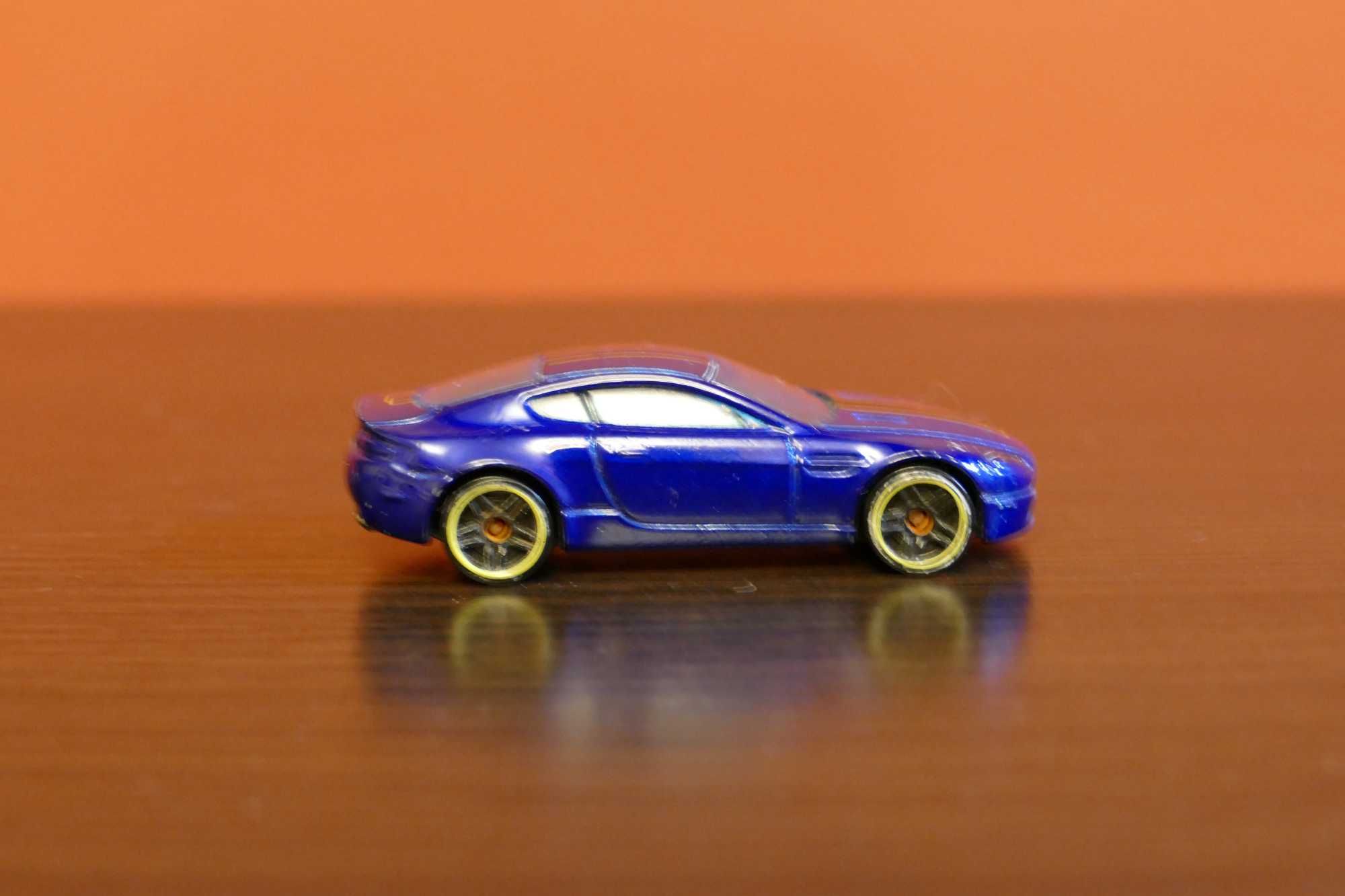 Hot Wheels autko "Resorak Aston Martin V8 Ventage 2015