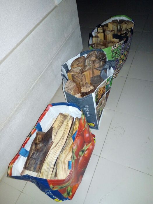 Saca de lenha para aquecer o Inverno