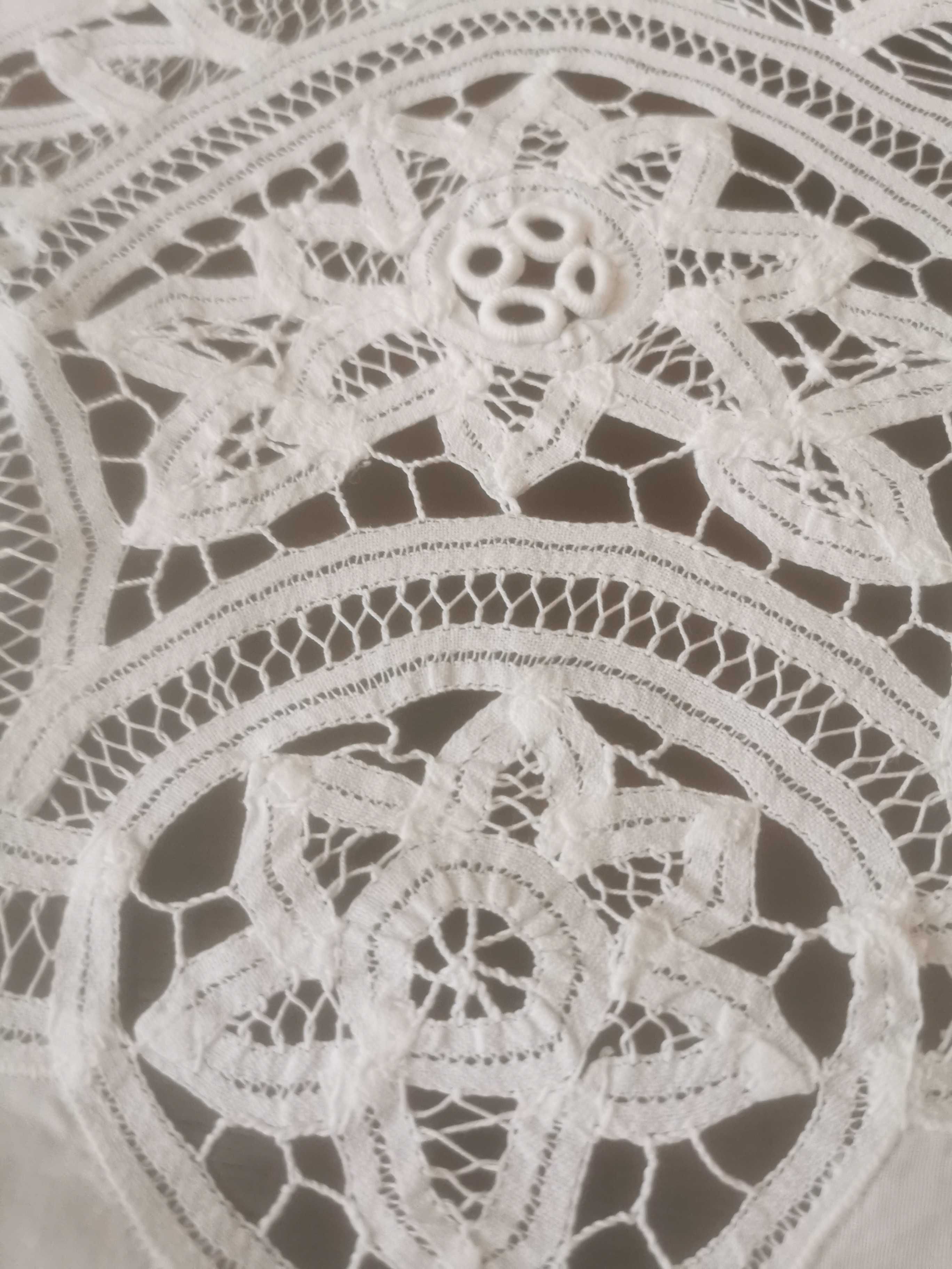 Toalha de mesa em linho com Bordados em renda de Bilros