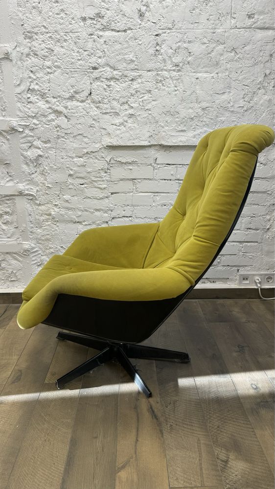 Мягкое кресло желтого цвета