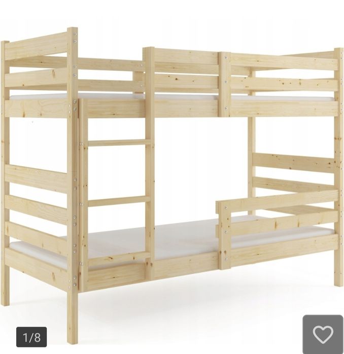 Łóżko piętrowe z materacami.