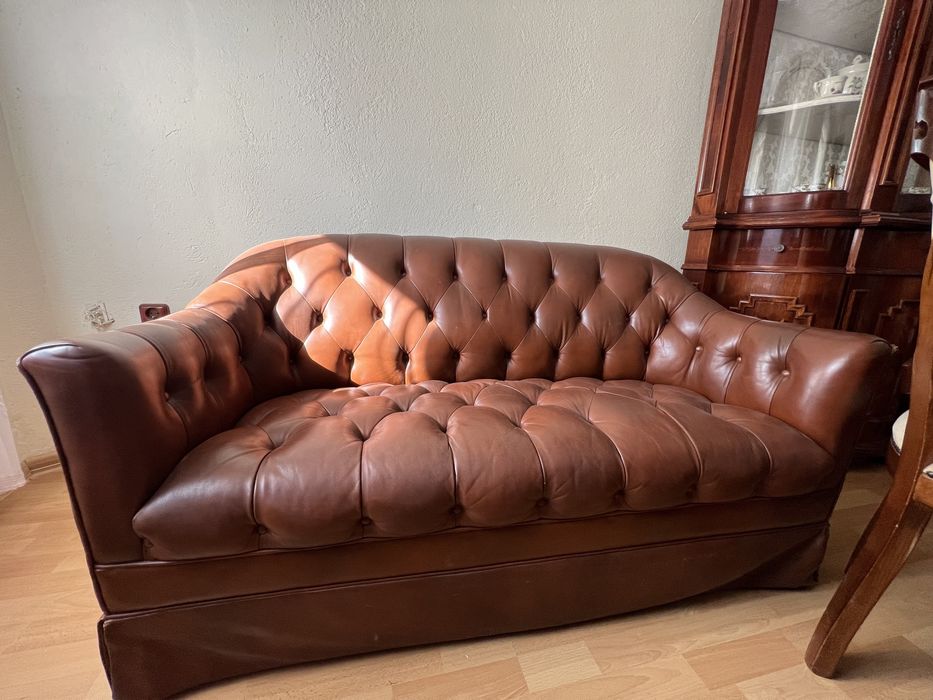 Dwuosobowa sofa chesterfield
