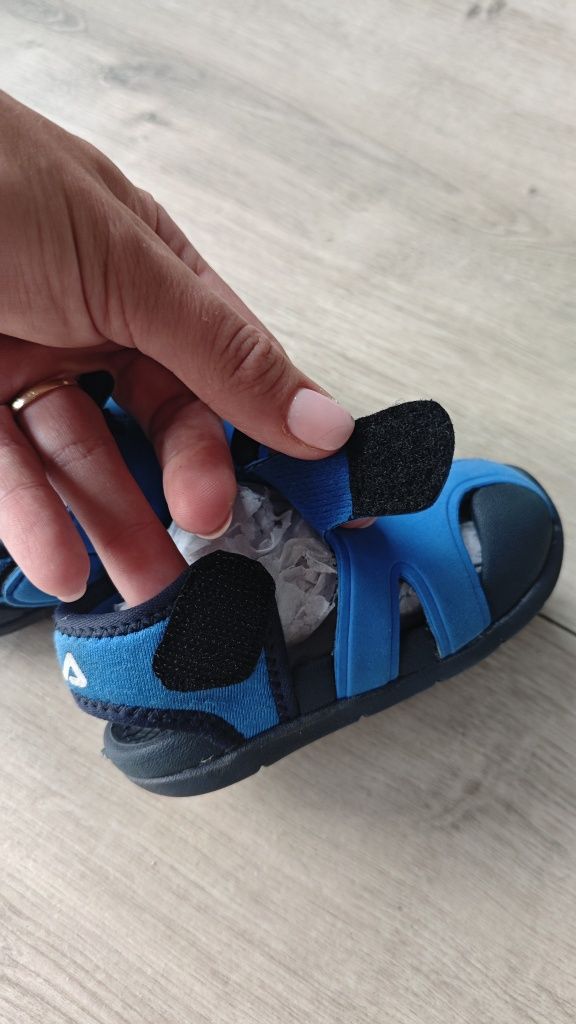 Buty z pianki rozm. 21; nowe rzepy
