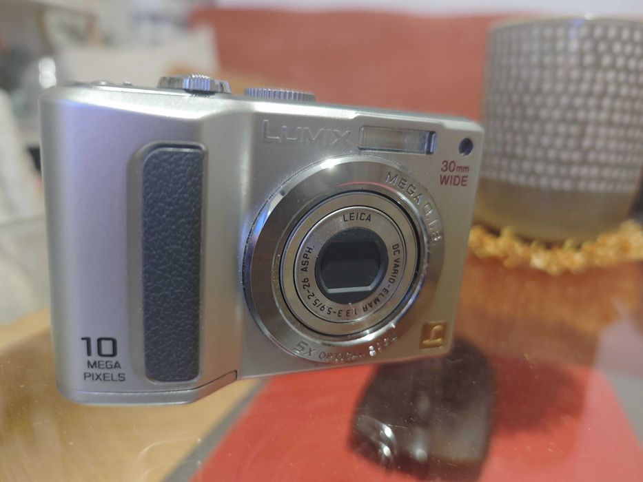 Leica D-Lux 3 + Panasonic Lumix DMC-LZ10