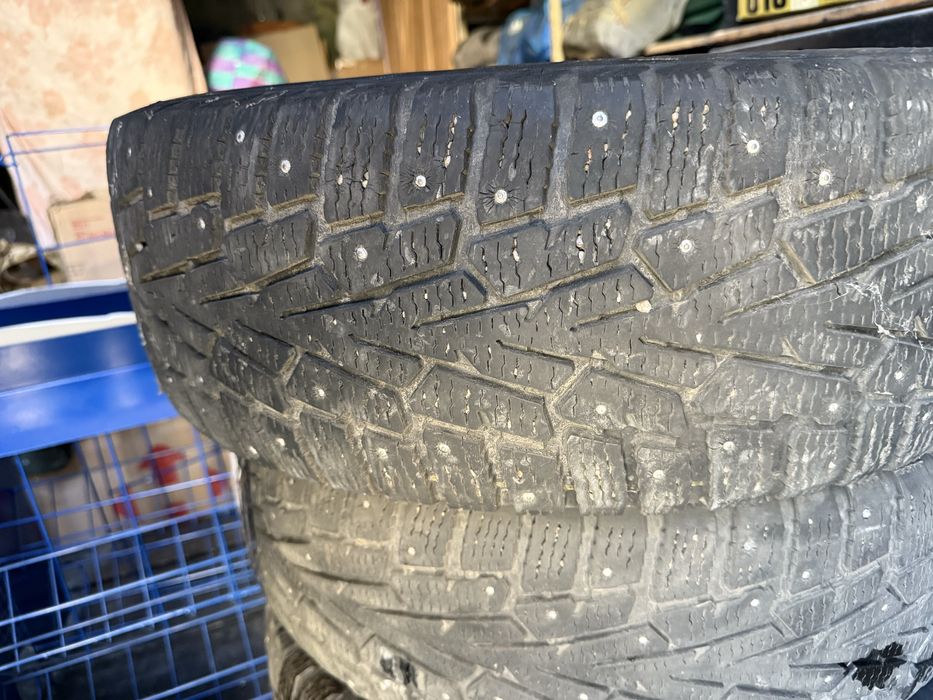 Продаю Автомобільні шини зимові шиповані 215/65/r16 4000грн комплект