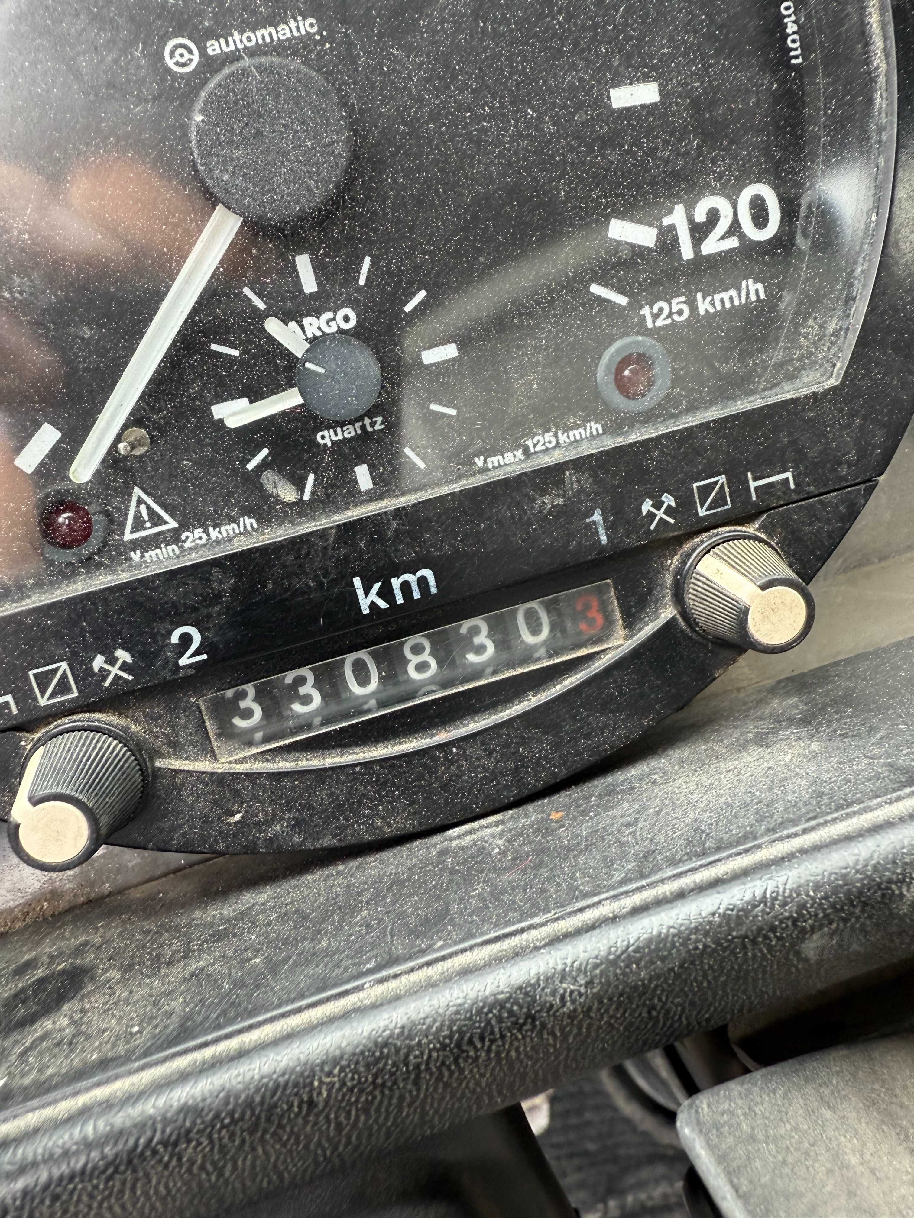 Carrinha Isuzu Tribasculante com grua